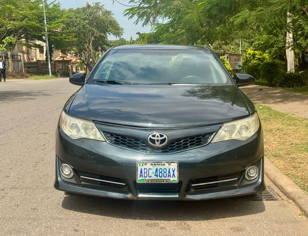 GOOD DEAL  2013 TOYOTA CAMRY SE (KEYLESS) FOR SALE IN ABUJA