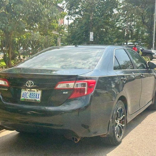 GOOD DEAL  2013 TOYOTA CAMRY SE (KEYLESS) FOR SALE IN ABUJA