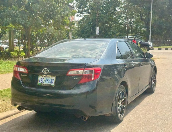 GOOD DEAL  2013 TOYOTA CAMRY SE (KEYLESS) FOR SALE IN ABUJA