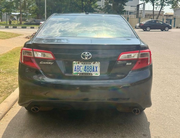 GOOD DEAL  2013 TOYOTA CAMRY SE (KEYLESS) FOR SALE IN ABUJA