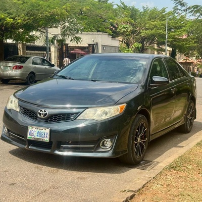 GOOD DEAL  2013 TOYOTA CAMRY SE (KEYLESS) FOR SALE IN ABUJA