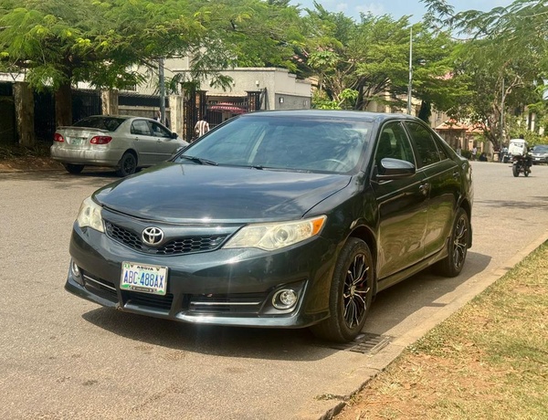 GOOD DEAL  2013 TOYOTA CAMRY SE (KEYLESS) FOR SALE IN ABUJA