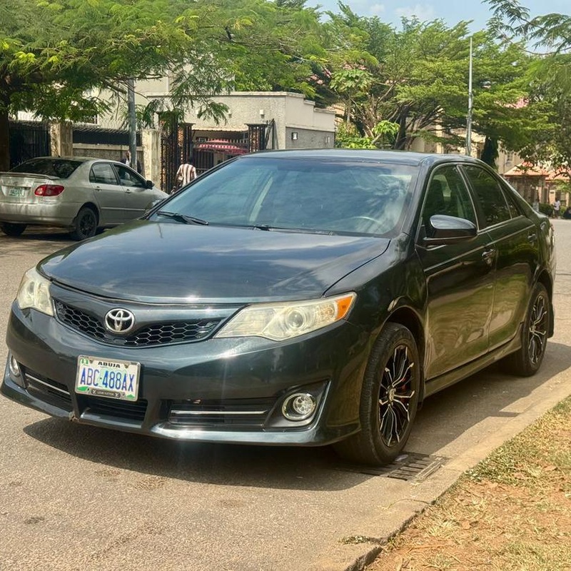 GOOD DEAL  2013 TOYOTA CAMRY SE (KEYLESS) FOR SALE IN ABUJA image