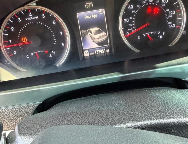 GOOD DEAL  2015 TOYOTA CAMRY SE FOR SALE IN ABUJA