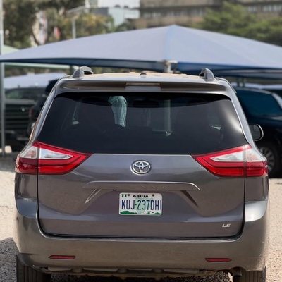GOOD DEAL 2015 TOYOTA SIENNA (LE) FOR SALE ABUJA