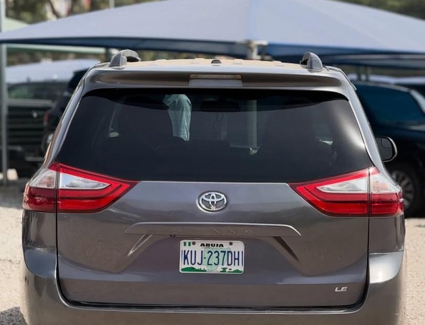 GOOD DEAL 2015 TOYOTA SIENNA (LE) FOR SALE ABUJA