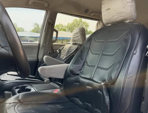 GOOD DEAL 2015 TOYOTA SIENNA (LE) FOR SALE ABUJA