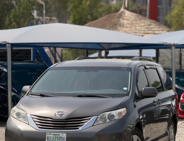 GOOD DEAL 2015 TOYOTA SIENNA (LE) FOR SALE ABUJA