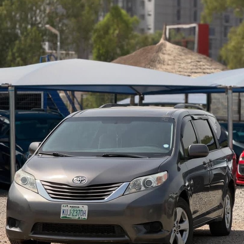 GOOD DEAL 2015 TOYOTA SIENNA (LE) FOR SALE ABUJA image