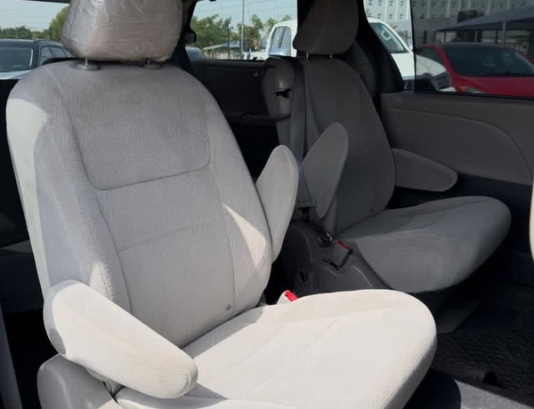 GOOD DEAL 2015 TOYOTA SIENNA (LE) FOR SALE ABUJA