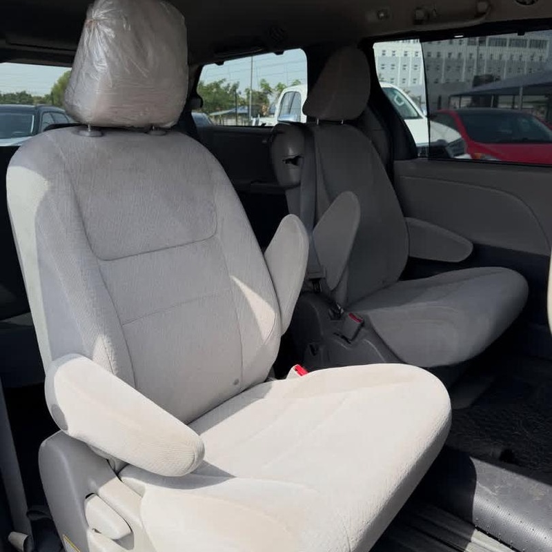 GOOD DEAL 2015 TOYOTA SIENNA (LE) FOR SALE ABUJA image