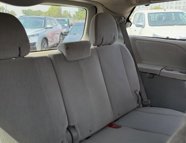 GOOD DEAL 2015 TOYOTA SIENNA (LE) FOR SALE ABUJA