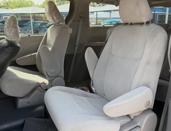 GOOD DEAL 2015 TOYOTA SIENNA (LE) FOR SALE ABUJA