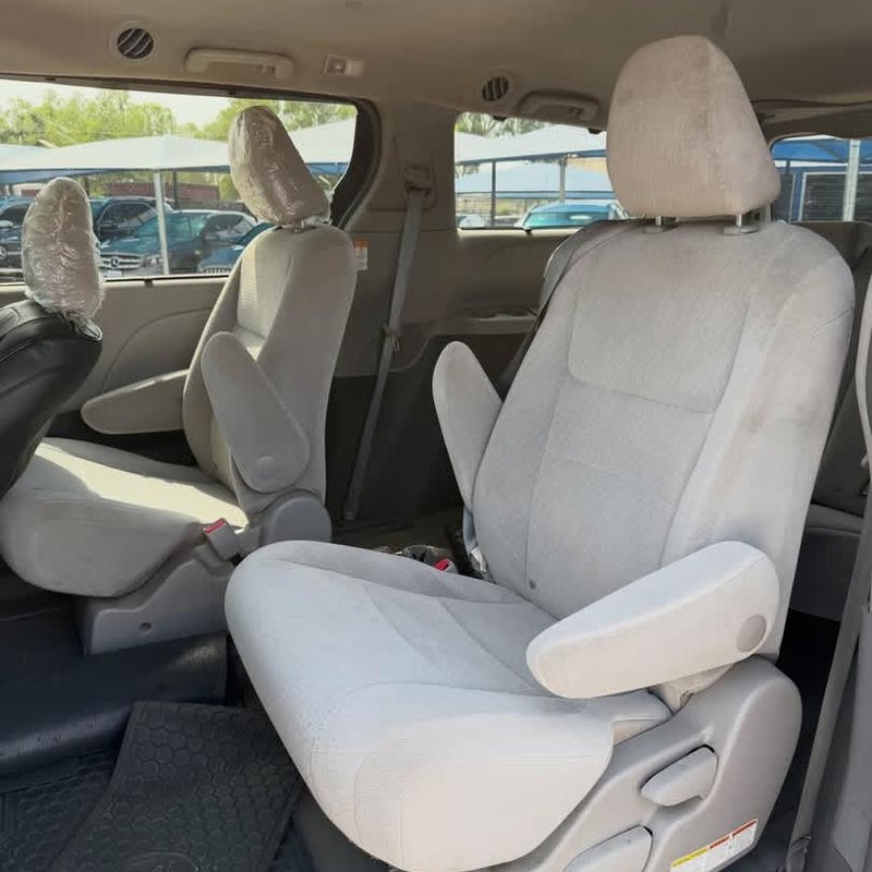GOOD DEAL 2015 TOYOTA SIENNA (LE) FOR SALE ABUJA image