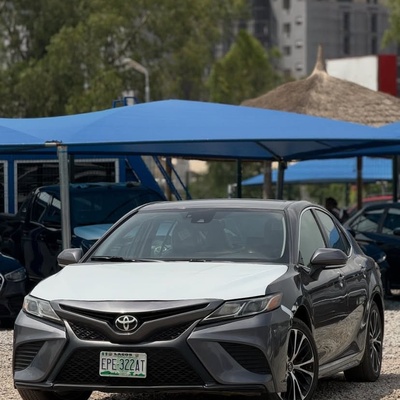 GOOD DEAL   2019 TOYOTA CAMRY SE FOR SALE IN ABUJA