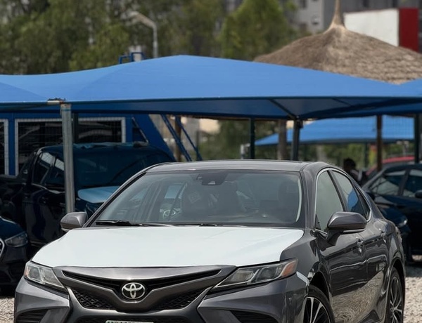 GOOD DEAL   2019 TOYOTA CAMRY SE FOR SALE IN ABUJA