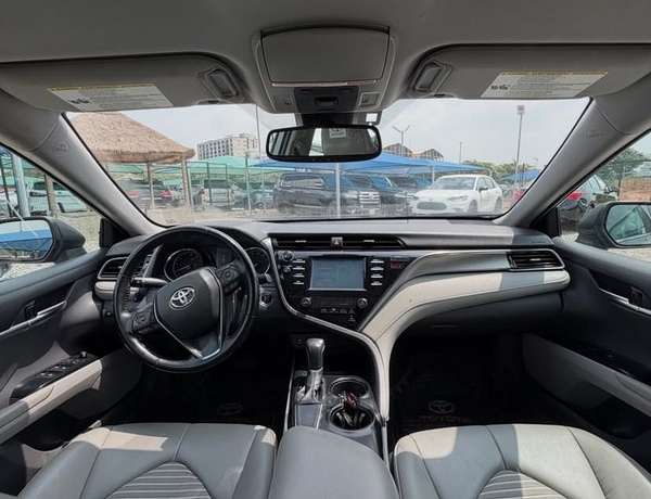 GOOD DEAL   2019 TOYOTA CAMRY SE FOR SALE IN ABUJA