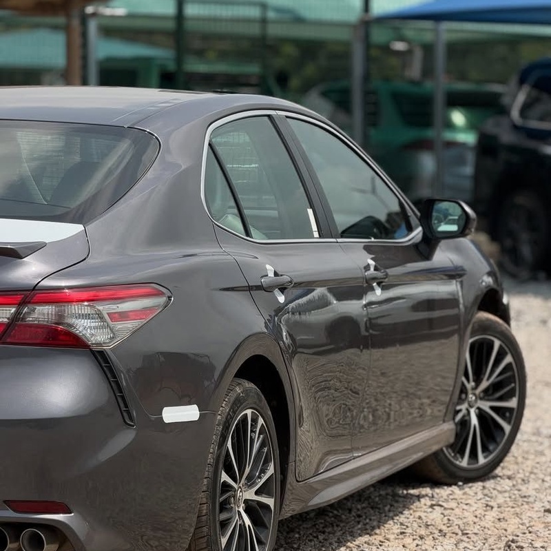 GOOD DEAL   2019 TOYOTA CAMRY SE FOR SALE IN ABUJA image