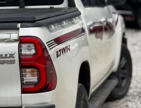 GOOD DEAL ( BRAND NEW)  2021 TOYOTA HILUX  FOR SALE IN LAGOS