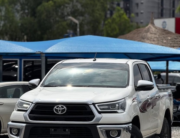 GOOD DEAL ( BRAND NEW)  2021 TOYOTA HILUX  FOR SALE IN LAGOS