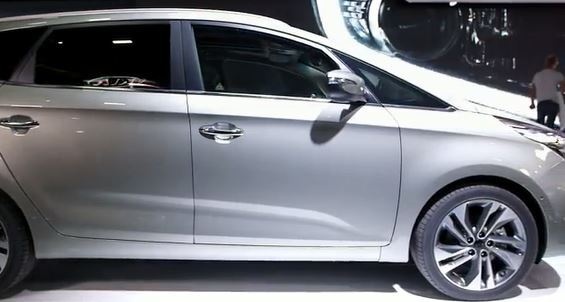 Kia Carens image 5