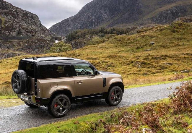 Land Rover Defender image 5