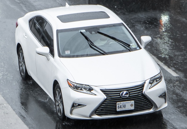 Lexus ES300h image 2