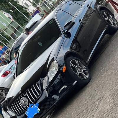 Mercedes-Benz E350 black gas/fuel