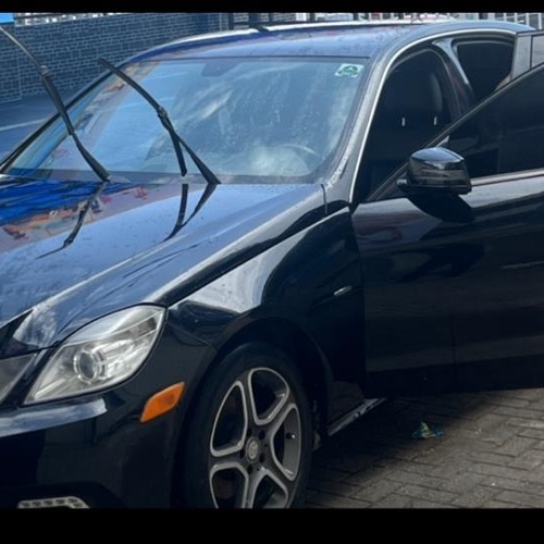 Mercedes-Benz E350 black gas/fuel