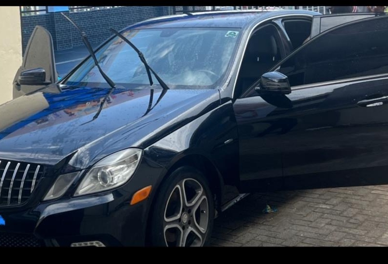 Mercedes-Benz E350 black gas/fuel image