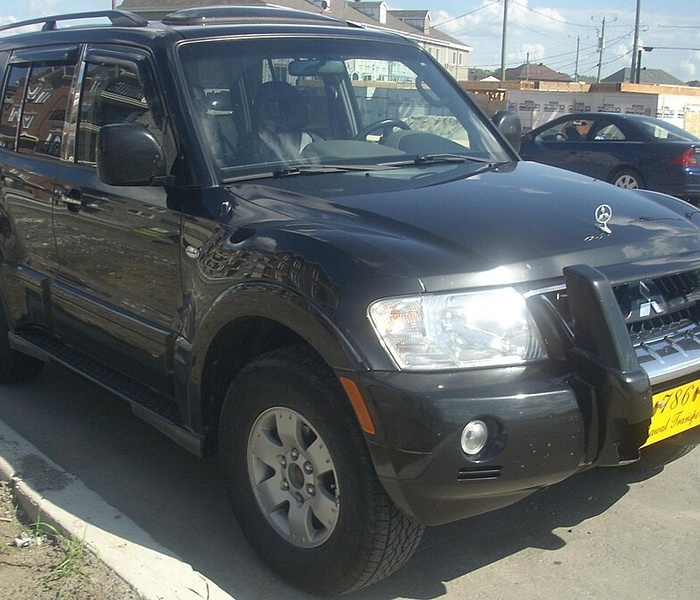 Mitsubishi Montero logo Image