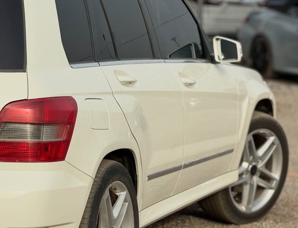 NEATLY USED 2011 MERCEDES GLK350 FOR SALE IN ABUJA