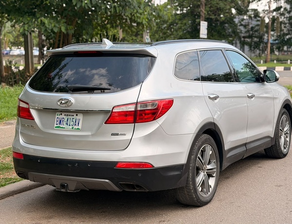 SUPER CLEAN  2015 HYUNDAI SANTAFE AWD FOR SALE IN ABUJA