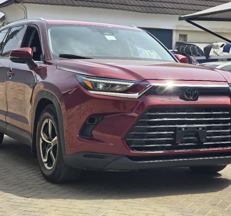 Foreign Used 2024 Toyota Highlander XLE for Sale In Lagos image