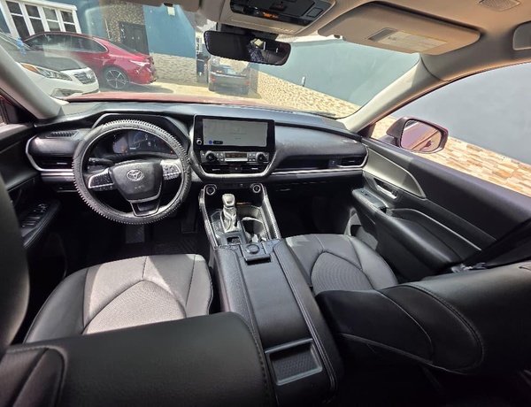 Foreign Used 2024 Toyota Highlander XLE for Sale In Lagos
