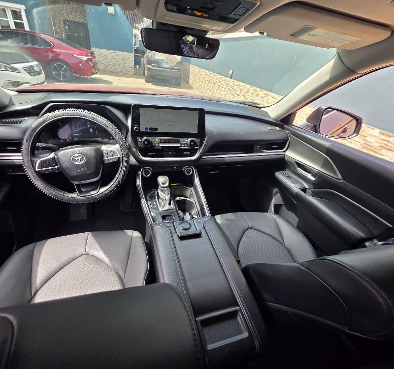 Foreign Used 2024 Toyota Highlander XLE for Sale In Lagos image