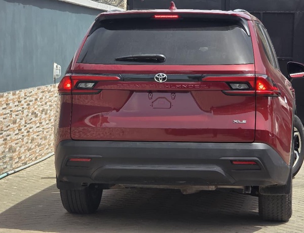 Foreign Used 2024 Toyota Highlander XLE for Sale In Lagos