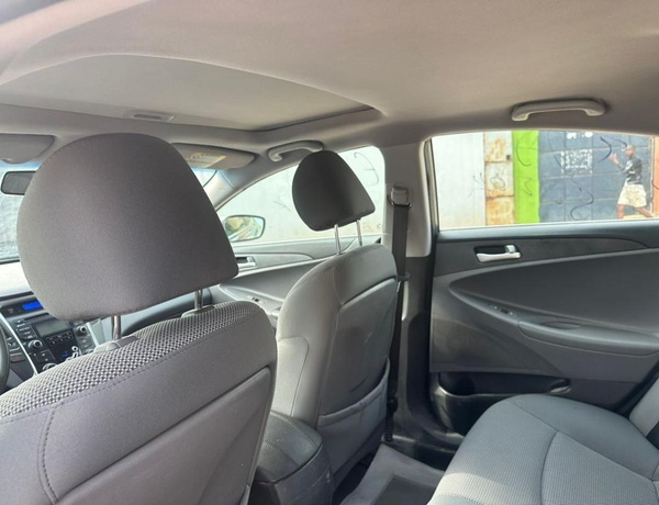 FOREIGN USED  HYUNDAI SONATA 2012 FOR SALE IN LAGOS