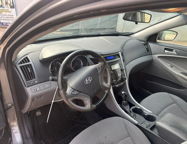 FOREIGN USED  HYUNDAI SONATA 2012 FOR SALE IN LAGOS