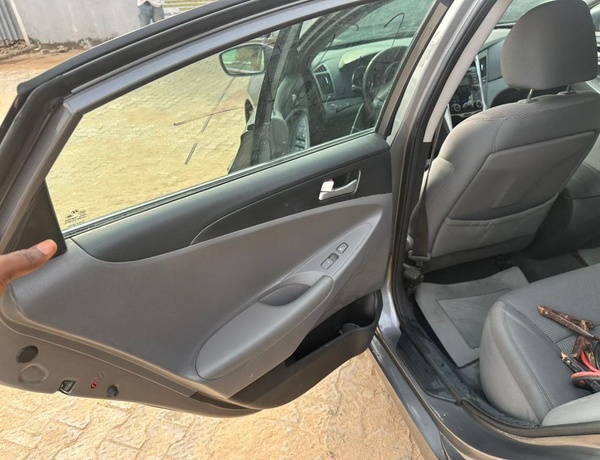 FOREIGN USED  HYUNDAI SONATA 2012 FOR SALE IN LAGOS