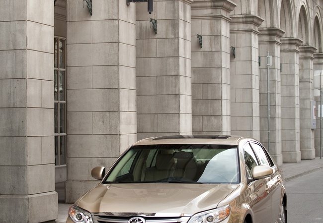 Toyota Avalon image 2