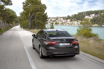 Toyota Camry Hybrid SE image 5