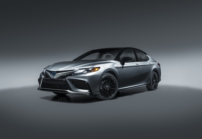 Toyota Camry Hybrid SE image 2
