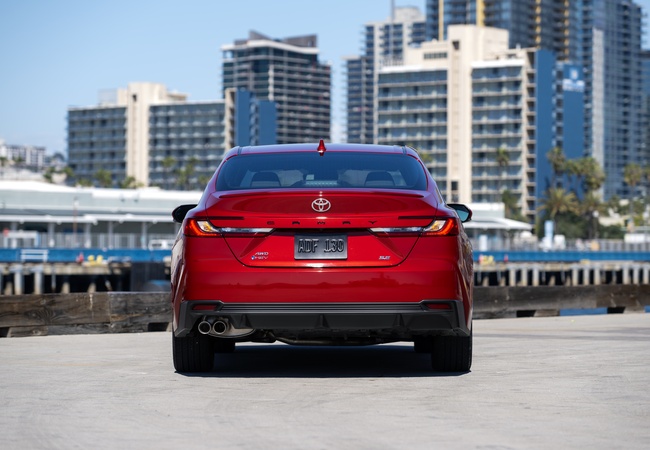 Toyota Camry LE image 2