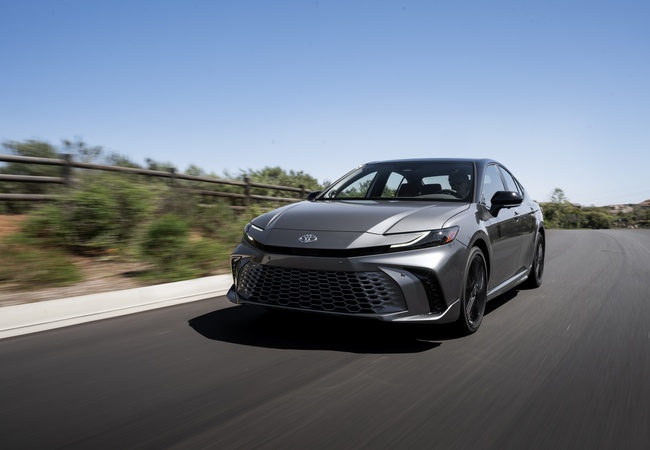 Toyota Camry XSE image 2