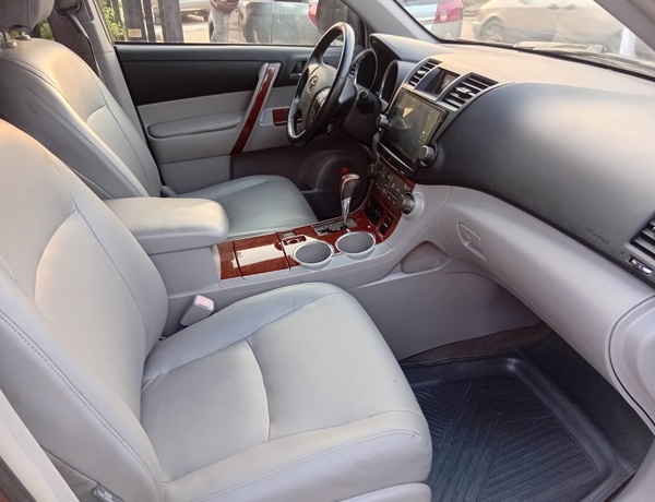 Toyota Highlander 2008 Registered, neatly used for Sale In Lagos