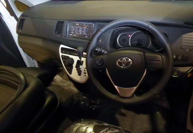 Toyota Isis Platana image 5