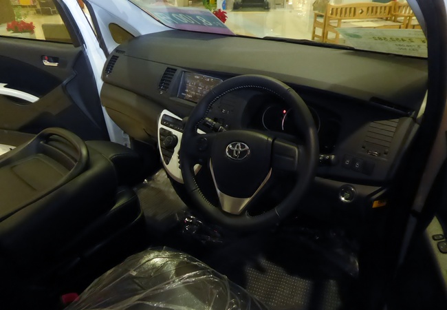 Toyota Isis Platana image 2