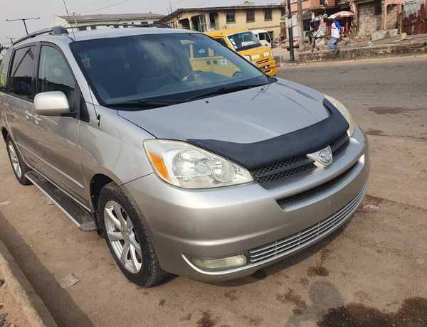 Toyota sienna 2005 in sango otta