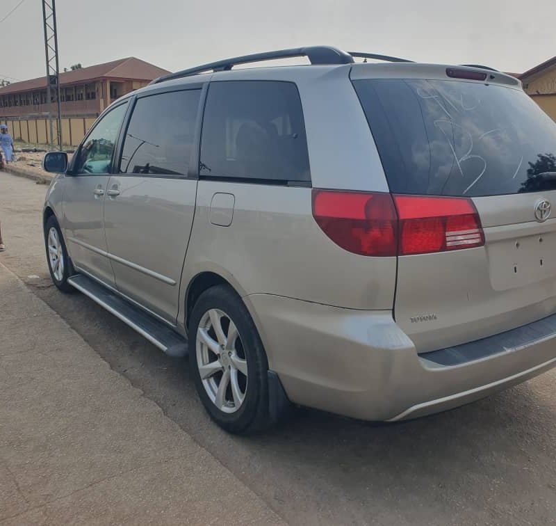 Toyota sienna 2005 in sango otta image